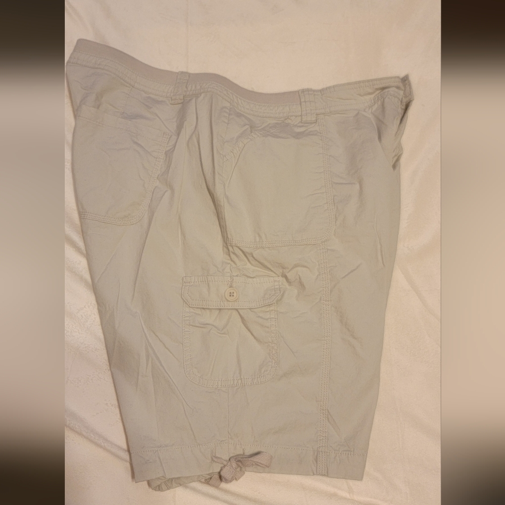 St. John's Bay Light Tan Cargo Shorts - Picture 3 of 4